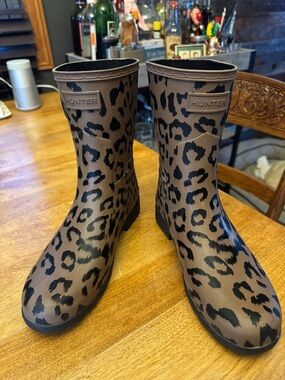 Hunter Short Rain Boots in Taupe with Black Liner
